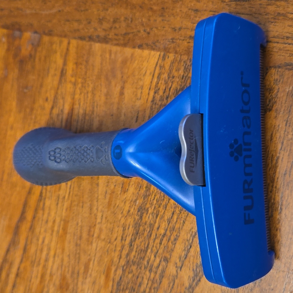FURminator dog deshedding & brushing tool